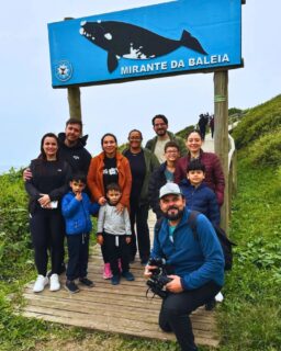 Sábado, 12 de julho. Céu cinza, mar sereno e um grupo vindo de diferentes cantos do Brasil: Itajaí, Joinville e até do Piauí.
Onze pessoas que talvez não se conheciam… mas se encontraram aqui, no ritmo das gigantes do mar.

🐋 A Expedição Baleia Franca aconteceu no tempo delas, com movimentos suaves, algumas tímidas aparições… e até saltos breves que nos pegaram de surpresa.

✨ A natureza não se programa, ela se permite. E é por isso que cada encontro com as baleias é único.

No meio do caminho, uma pausa especial: o almoço com gastronomia local, que aqueceu o corpo e uniu ainda mais o grupo.
Porque aqui, a experiência vai além da observação — ela é vivida, sentida e partilhada.

● Descubra essa Experiência em Garopaba e região. 

• www.amogaropaba.com.br
• Whatsapp 48 9 98586623

#amogaropabaturismo #garopaba #imbituba #rotadabaleiafranca #baleiafranca #turismo #mtur #descubrasc #Santacatarina