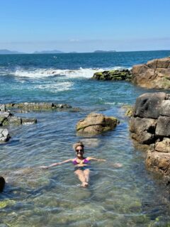 🌞✨ Dias de verão têm essa magia: luz bonita, água cristalina, risadas fáceis e aquela sensação boa de estar exatamente onde você queria estar.

Na Trilha da Piscina Natural, a vibe com essa galera, foi essa: gente feliz, sol forte e um daqueles cenários que a gente guarda na memória.

💙 Entre mergulhos, fotos e uma energia lá no alto, ficou claro por que essa é uma das experiências mais queridinhas das férias. 

E no verão… ela fica ainda mais especial.

Se você já está sonhando com dias assim, a dica é simples:
✌️ Planeje com antecedência. E reserve sua vaga! 

As melhores experiências acontecem quando a gente vive no ritmo da natureza, e se organiza pra aproveitar cada momento.

✨  Vem descobrir o melhor de Garopaba com a gente! 💙

• www.amogaropaba.com.br
• Whatsapp 48 9 98586623

#AmoGaropabaTurismo #SantaCatarina #PraiadoRosa #Mtur #trilhasporgaropaba #TurismoDeExperiência #PiscinaNatural #VerãoEmGaropaba #Ecoturismo #Garopaba